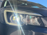 【LEDヘッドライト】悪天候や夜間走行時も良好な視界を確保し安心して運転できる高輝度LEDヘッドライトを装備!点灯速度が早く、消費電力も抑えられています。
