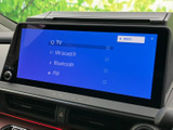 TVやFM、Bluetoothなどの音源を画面で選べる仕様です。利用できる項目が一覧で表示されているため、聴きたい音源を探しやすく、日々の移動に合わせて使い分けられます。