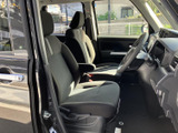運転席と助手席には、身体を支える形状のシートを採用。前方や左右の様子を確かめやすい視界が広がり、乗り降りもしやすい開口部で、毎日の移動を快適に過ごせます。
