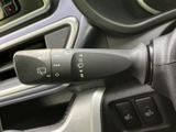速度やエンジン回転数、シフト位置などを運転席から確認しやすい配置です。必要な情報をひと目で把握でき、日々の運転を支えてくれる装備です。