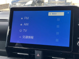 FM・AMラジオやテレビ、交通情報など、画面から選べる項目がまとまっています。必要な音声ソースを確認しやすく、通勤やお出かけの際にも日常的に活用できます。