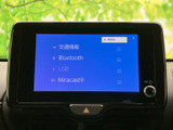 交通情報のほか、BluetoothやUSBなど複数の選択肢が画面に表示されています。使いたい項目を確認しながら選べるため、日常の音楽や情報利用に役立つ装備です。