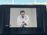 停車中にテレビ番組を視聴でき、休憩時間や待ち時間を過ごす際にも便利です。画面には番組映像が表示され、車内でくつろぎながら楽しめる装備として、日常のさまざまな場面で活用できます。