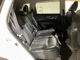 後席には横並びのシートとヘッドレストを備え、同乗者それぞれが落ち着いて過ごせる空間です。窓から光が入り、座った際にも周囲を見渡しやすいレイアウトです。