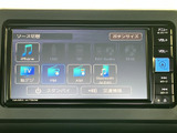 画面から音楽やラジオなどのソースを選べる仕様です。複数の選択肢が一覧で表示され、利用したい項目を確認しやすい構成。日々の移動時間に合わせて音源を切り替えられます。