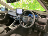 運転席から助手席まで見渡しやすい前席空間で、メーターや画面の配置も視線を向けやすいレイアウトです。座席まわりは落ち着いた雰囲気にまとまり、毎日の移動も快適にお過ごしいただけます。