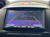 後方の映像に加えてガイドラインも表示されるため、駐車時の後方確認をサポートします。画面で周囲の様子を確かめながら、落ち着いて車庫入れを行いたい方に便利です。