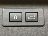 【パワーバックドア】スマートキーや運転席のボタンを押すだけでリアゲートが自動で開閉します!荷物を持っている時や、高い位置にあるバックドアを閉める際に便利な機能です♪