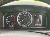速度やエンジン回転数などの計器に加え、中央の表示部で車両情報を確認できます。必要な情報を運転席前で把握しやすく、走行中の確認をスムーズにサポートします。
