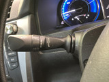 ステアリング脇に配置されたレバーは、表示が確認しやすく、運転中も手元で操作できます。周辺のスイッチ類とまとまり、日々の運転で扱いやすい位置です。