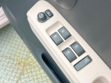 【電動格納ミラー】サイドミラーは電動格納式となっており、狭い駐車場でもキズがつくリスクを抑えられます。
