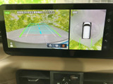 後方映像に加え、車両周辺を上から見た表示も確認できます。ガイド線を参考に後退時の周囲を把握しやすく、駐車時の安全確認をサポートしてくれる装備です。