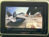 停車中にテレビ番組などの映像を視聴でき、待ち時間を車内で過ごす際にも活躍します。画面上で映像を確認できるため、お出かけ先での休憩時間にも楽しみを添えてくれる装備です。