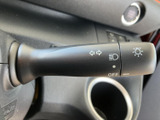 レバーには矢印やライトの表示があり、操作内容を目で確認しやすい設計です。必要な機能を手元で扱えるため、日常の運転時にも迷いにくく便利にお使いいただけます。