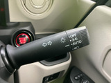 手元で方向指示やライト操作を確認できるレバーです。表示が見やすく、運転姿勢を大きく変えずに扱いやすい位置にあり、日々の運転を支えます。
