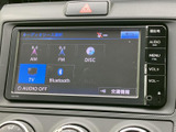 AM・FM・DISCに加えてTVやBluetoothなど、選択できる音源が画面にまとまり、目的の項目を確認しやすい表示です。日々の移動に合わせて使い分けやすく、操作内容もひと目で把握できます。