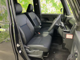 前席は、ゆったりとした座面と背もたれで落ち着いて過ごせる空間です。運転席まわりまで見渡しやすく、乗り込んだ際の視界も広がります。足元にもゆとりがあります。