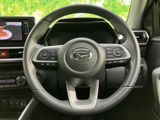 ステアリングの左右にスイッチ類が配置され、運転姿勢を保ったまま手元で各種操作ができます。表示も見つけやすく、走行中に視線を大きく外さず扱いやすい、日常にうれしい装備です。