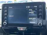 画面にはホーム表示のほか、燃費や航続可能距離などの情報も表示されています。周囲の物理ボタンとダイヤルで各メニューにアクセスでき、日常の確認や操作に活用できます。