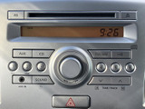 CDやラジオ、AUX入力に対応したオーディオを備え、好みに合わせて音源を選べます。各ボタンの表示が見やすく、選局や音量調整もしやすい配置で、日々の移動を楽しめます。