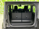 後方から荷室全体を見渡しやすく、荷物の積み下ろしにも便利な開口部です。後席を起こした状態でも、左右のシート背面や荷室床面が確認でき、日常の荷物置き場として活用できます。