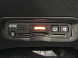 ETC車載器が運転席上部に収まり、カードを使った料金所での支払いに活用できます。操作部と表示ランプが手の届きやすい位置にあり、カードの出し入れや作動状況を確認しやすい配置です。