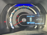 速度表示と中央のディスプレイをひと目で確認しやすく、必要な情報を運転中にも把握しやすい構成です。表示が整理され、日々の運転を支えてくれます。
