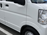 ドアまわりはすっきりとした面構成で、乗り降りの際にも手を掛けやすい位置に取っ手を配置。窓から外を確認しやすく、毎日の乗車にもなじみやすい設えです。
