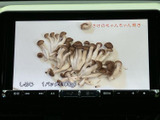 画面には料理のレシピが表示されており、停車中に内容を確認したい場面に便利です。見やすい大きさで食材や料理名を確かめられ、車内での待ち時間にも活用できます。