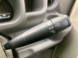 レバーには矢印やライトに関する表示があり、運転席から位置と表示を確認しやすい設計です。ステアリング脇にまとまり、走行中も必要な操作箇所を把握しやすくなっています。