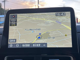 道路や周辺施設が地図上に表示され、現在地の目安を確認しながら目的地までの道順を検討できます。地図の拡大縮小や表示変更にも対応した画面で、初めての場所へ向かう際にも活用できます。