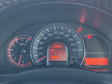 速度計や回転計、中央の情報表示などがまとまって配置され、運転中に必要な情報を確認しやすい構成です。表示が見渡しやすく、走行時の状況把握を助けてくれます。