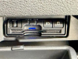 【ETC】有料道路を利用する際に料金所で停止することなく通過できる、ETC車載器(ノンストップ自動料金収受システム機器)が装備されています。セットアップを行うことで利用可能になります。