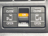 【両側パワースライドドア】スマートキーや運転席のスイッチで後席両側スライドドアの開閉が可能♪電動だから力を入れてドアを開ける必要が無く、小さなお子様でも簡単に開け閉めでき快適です♪