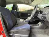 前席はシートに座った際の視界が広く、運転席まわりを見渡しやすいレイアウトです。落ち着いた色合いのシートと足元で、乗り込んだときもゆったり過ごせます。