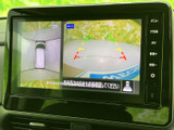周囲と後方の映像を画面で確認でき、駐車時の位置合わせをサポートします。ガイド表示も備わり、狭い場所での切り返しや車庫入れに役立つ便利な装備です。