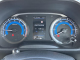 速度計や回転計に加え、中央のディスプレイにも情報がまとまり、運転に必要な表示を確認しやすい構成です。視線を大きく動かさず確認できる便利な装備です。