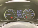 車両周辺を画面で確認でき、駐車時の後方確認をサポートします。目安となるガイド線も表示されるため、狭い場所での駐車時にも役立つ装備です。