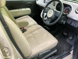 明るい色合いのシートが広がり、運転席まわりも見渡しやすい空間です。座面と背もたれにゆとりが感じられ、乗り降りの際にも自然な姿勢で座れます。毎日の移動を落ち着いて過ごせそうです。
