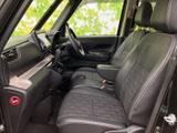 前席は視界が広く、運転席から周囲を確認しやすい印象です。座面や背もたれには落ち着いた色合いが採用され、助手席との間にもゆとりがあります。乗車時の過ごしやすさをご覧ください。