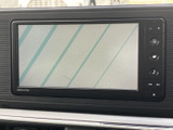 テレビ機能を備えた画面で、停車中に映像や番組を視聴できます。お出かけ先での休憩時間などに活用でき、画面上の表示を見ながら操作しやすい装備です。