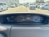 速度やエンジン回転数などの情報を運転席から確認しやすく、走行中の状況把握に役立ちます。中央の表示部にも情報がまとまり、必要な内容をひと目で確認しやすい配置です。