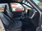 前席は視界が広く、運転席と助手席それぞれの座席形状も確認できます。落ち着いた色合いでまとまった室内は、乗り降りの際もすっきりと感じられ、日々の移動に使いやすそうです。