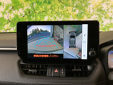 後方と車両周辺の映像をモニターで確認でき、駐車時の周囲確認をサポートします。画面にはガイド線も表示されるため、車庫入れや狭い場所での駐車に役立ちます。