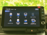 FMやAM、テレビに加えて、スマートフォン連携などのメニューを画面から選択できます。利用したい音源や機能を一覧から確認でき、日々の移動中も好みに合わせてオーディオを活用できます。