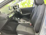 前席は柄の入ったシート表皮と落ち着いた色合いで、車内にまとまりを感じさせます。ダッシュボード越しの視界も確保され、助手席でもゆったりとした姿勢で過ごせます。