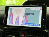 画面にはテレビ映像が表示され、停車中に番組や映像を楽しめます。見やすいサイズ感で、休憩時間の過ごし方にも役立つ装備です。運転中の視聴は避け、安全に配慮してご利用ください。