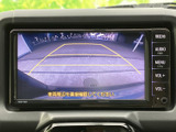 後方の映像に加えて目安となるガイド線も表示され、駐車時に後ろの状況を確認する手助けになります。周囲を直接確かめながら、車庫入れや切り返しを行う際に活用できます。