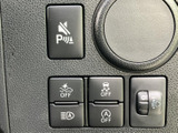 運転席まわりに各種スイッチがまとまり、必要な項目を目で追いやすい配置です。表示やマークを確認しながら使えるため、毎日の運転で機能を把握しやすく、安心感にもつながる装備です。