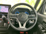 ステアリング上に複数のスイッチがまとまり、運転姿勢を大きく変えずに手元から各機能へアクセスできます。視線移動を抑えながら扱いやすく、日常の運転をサポートします。